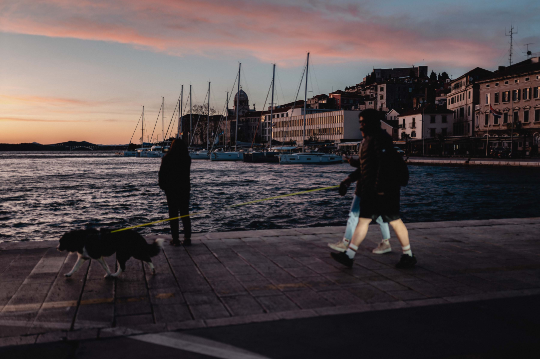 U očaravajućem zalasku uz orkansku buru neki su uživali u kratkim hlačama