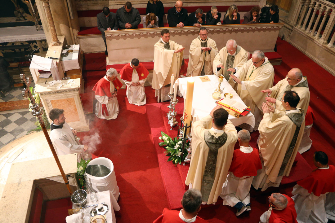 Biskup predvodio vazmeno bdijenje, četiri para vjenčana