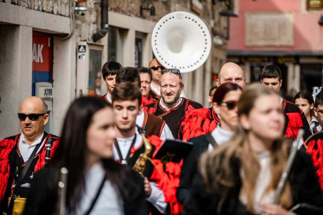 Tradicionalni šibenski Uskrsni doručak uz mega fritaju, domaća jela i slastice 