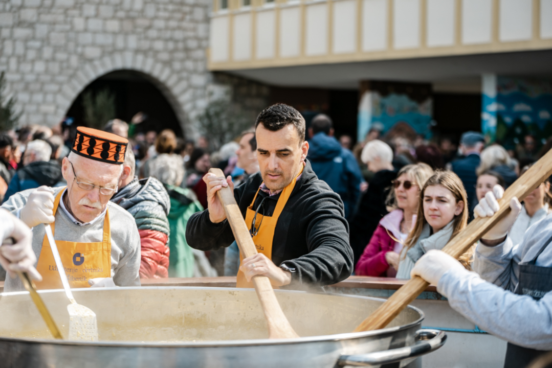 Tradicionalni šibenski Uskrsni doručak uz mega fritaju, domaća jela i slastice 