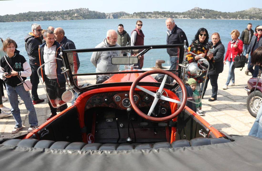 Riva puna oldtimera oduševila Šibenčane