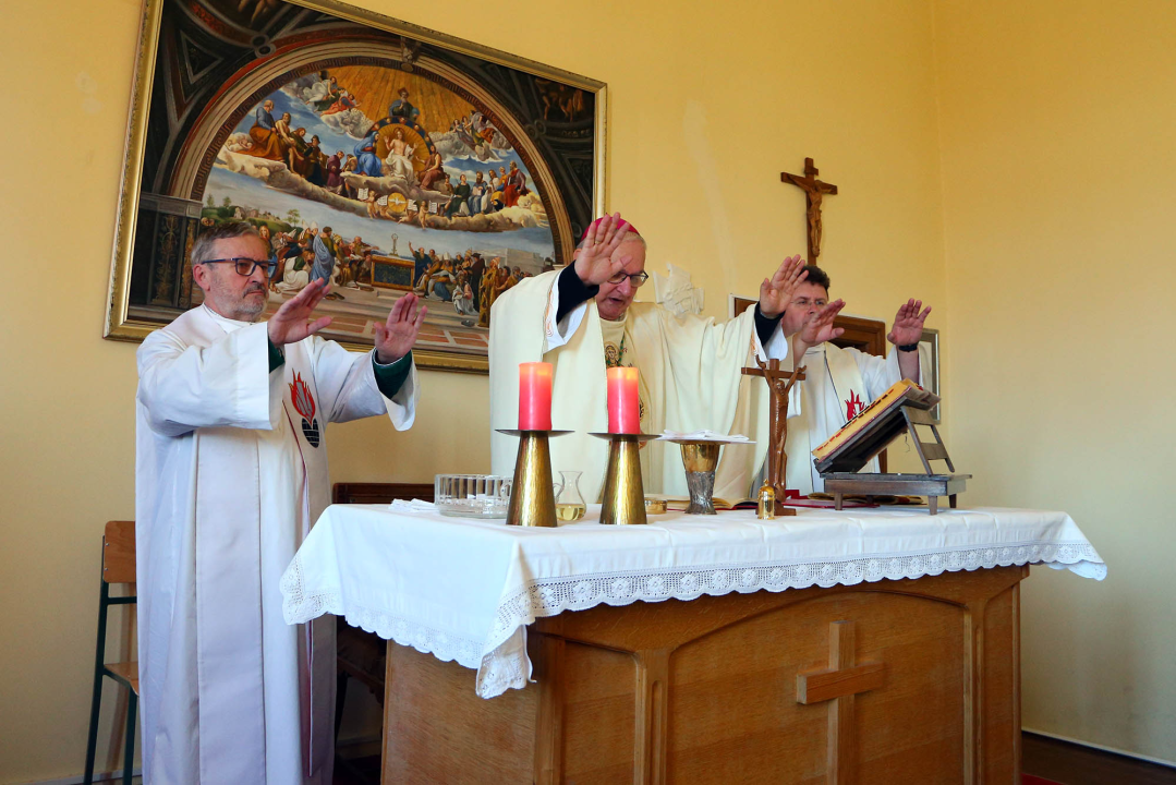 Biskup predvodio misu u šibenskom zatvoru, trojicu zatvorenika krizmao