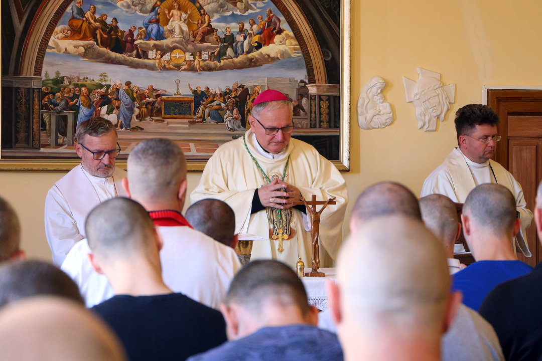 Biskup predvodio misu u šibenskom zatvoru, trojicu zatvorenika krizmao