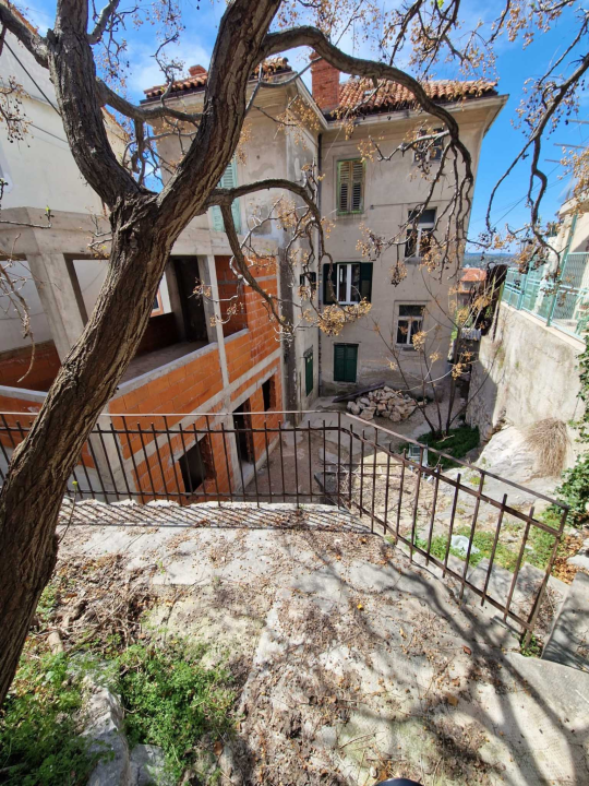 Prodaje se prostrani stan na jedinstvenoj lokaciji u centru Šibenika!