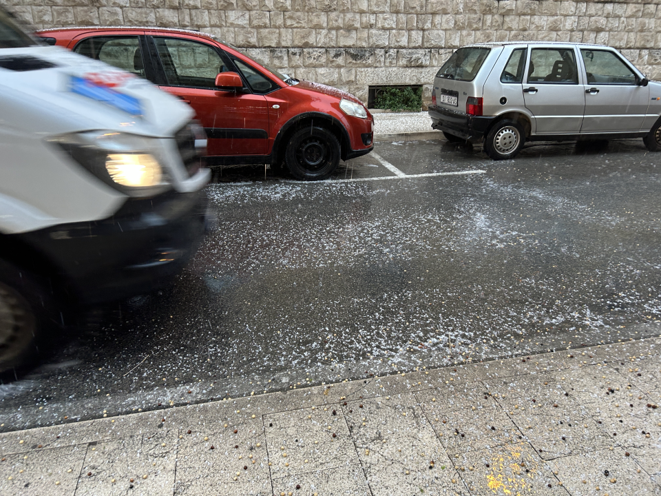 Krupa iznenadila Šibenčane, mokri se skrivali po trgovinama