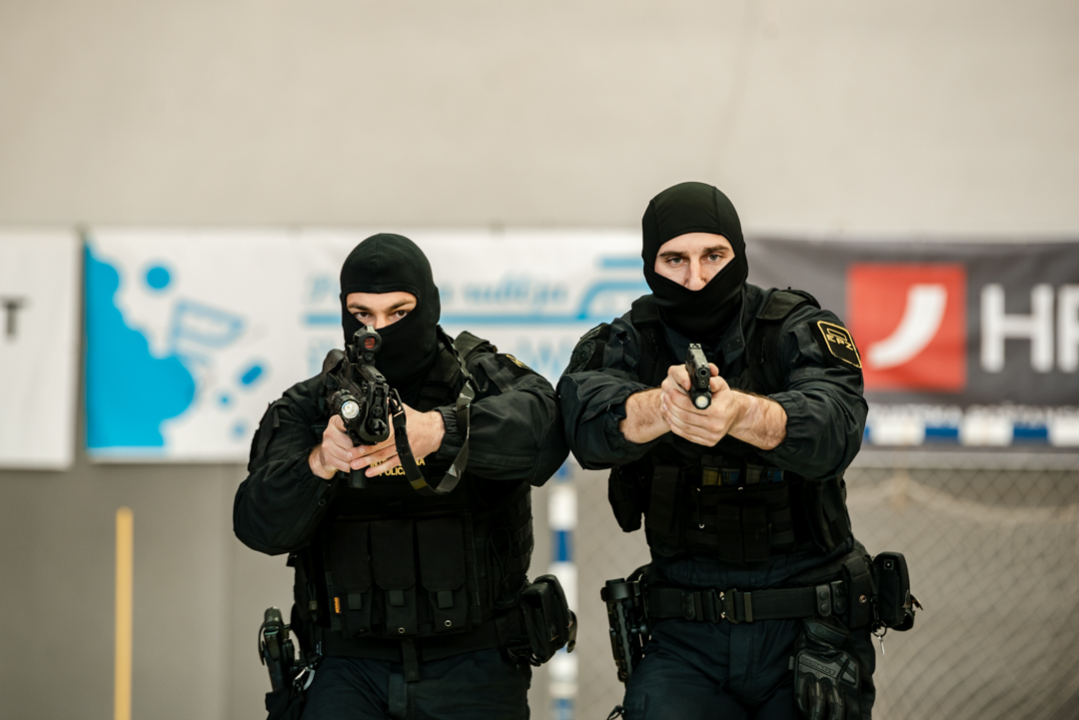 Tribine na Baldekinu pune, policija zauzela teren: Tko želi postati policajac?