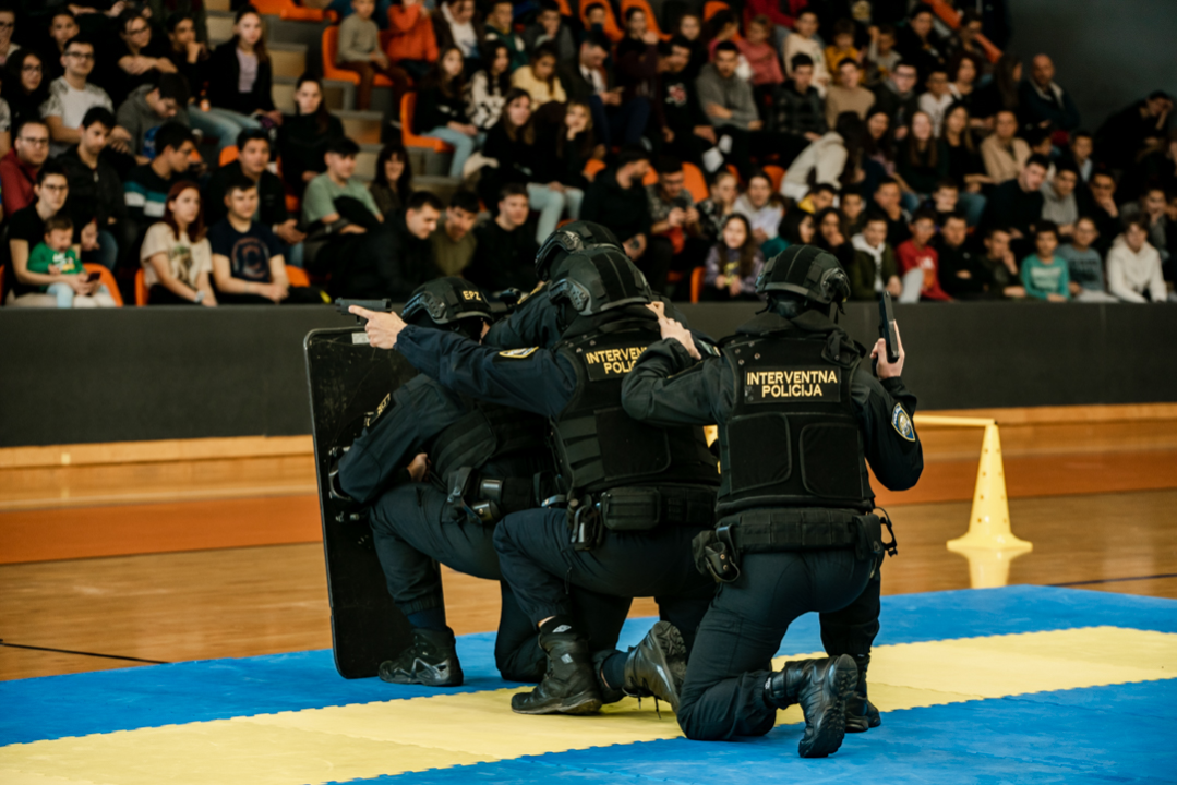 Tribine na Baldekinu pune, policija zauzela teren: Tko želi postati policajac?