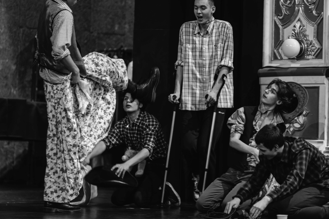 Premijera šibenske 'dice': Diletanti se u 'Kaubojima' natječu za Warholovih petnaest minuta slave 