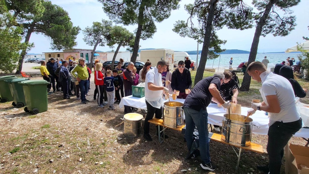 Veselo i na Jadriji: Na Praznik rada tradicionalno druženje uz fažol i grupu Fenix 