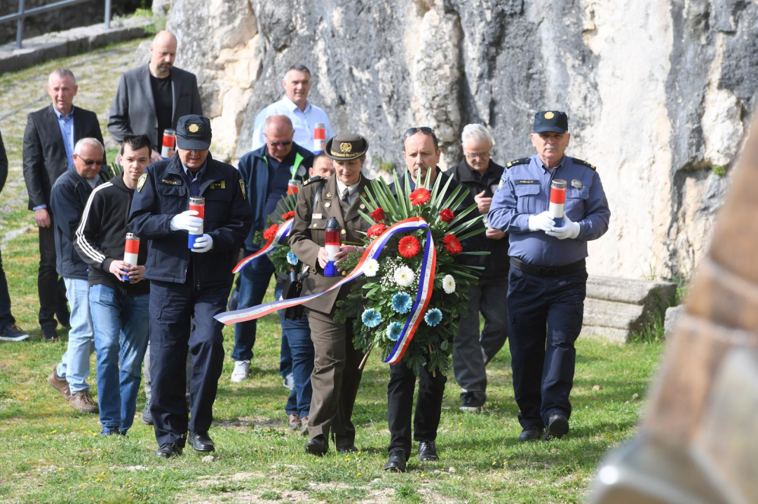 Polaganjem vijenaca na Kninskoj tvrđavi obilježena 32. obljetnica napada na Potkonje i Vrpolje   