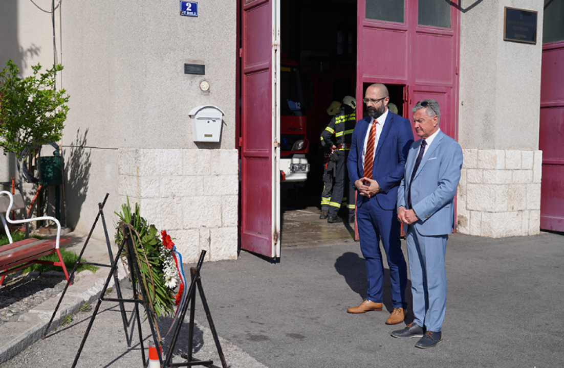 U Šibeniku položeni vijenci u spomen na sve stradale i umrle vatrogasce