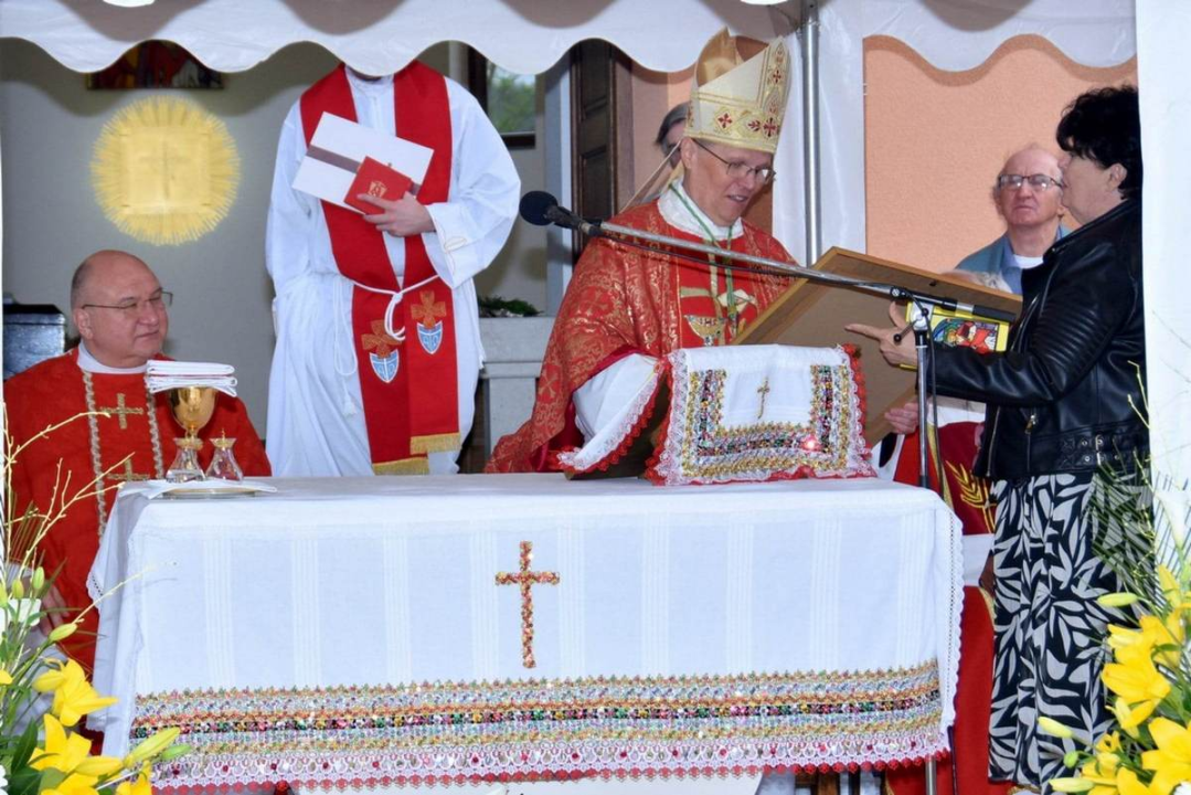 Vukšićki bećari donirali kameni križ, krstionicu i benkovački kamen za novu crkvu u Baranji