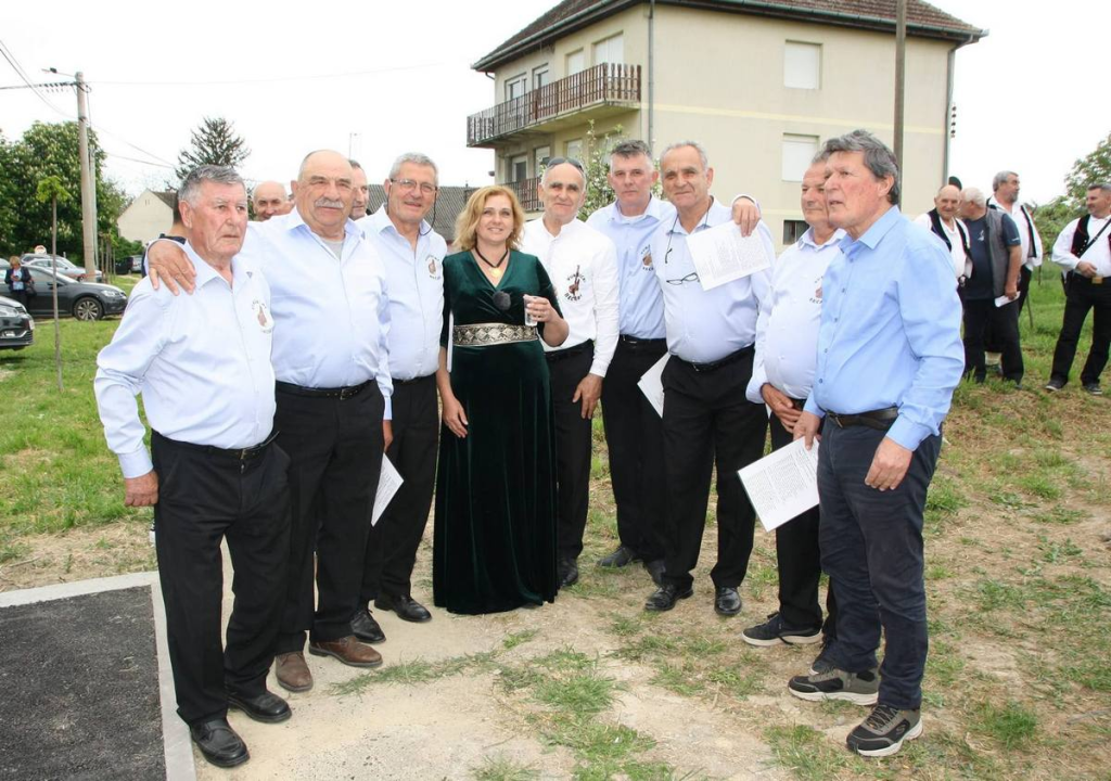 Vukšićki bećari donirali kameni križ, krstionicu i benkovački kamen za novu crkvu u Baranji