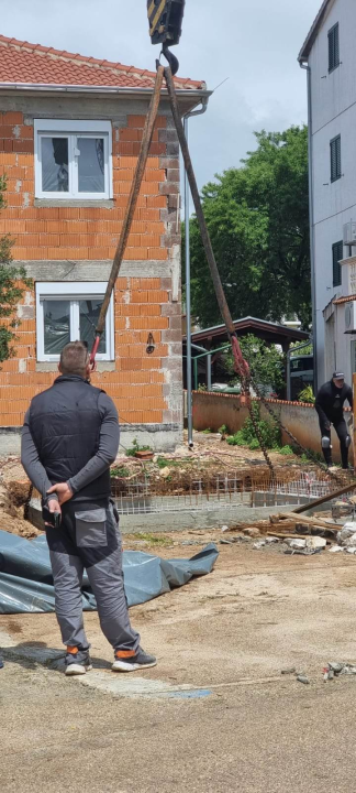 Dizalica 'bazen' s pirovačke ulice prebacila u dvorište gdje i pripada