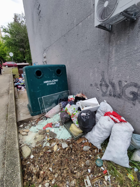 Hrpetina smeća uz dječji vrtić na Bualama: 'Taman' za edukaciju najmlađih