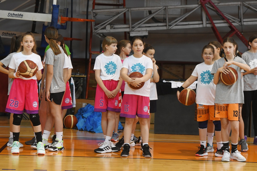 Uspješno održan projekt "Njezin svijet, njezina pravila": 40 djevojčica se zabavljalo i učilo o košarci