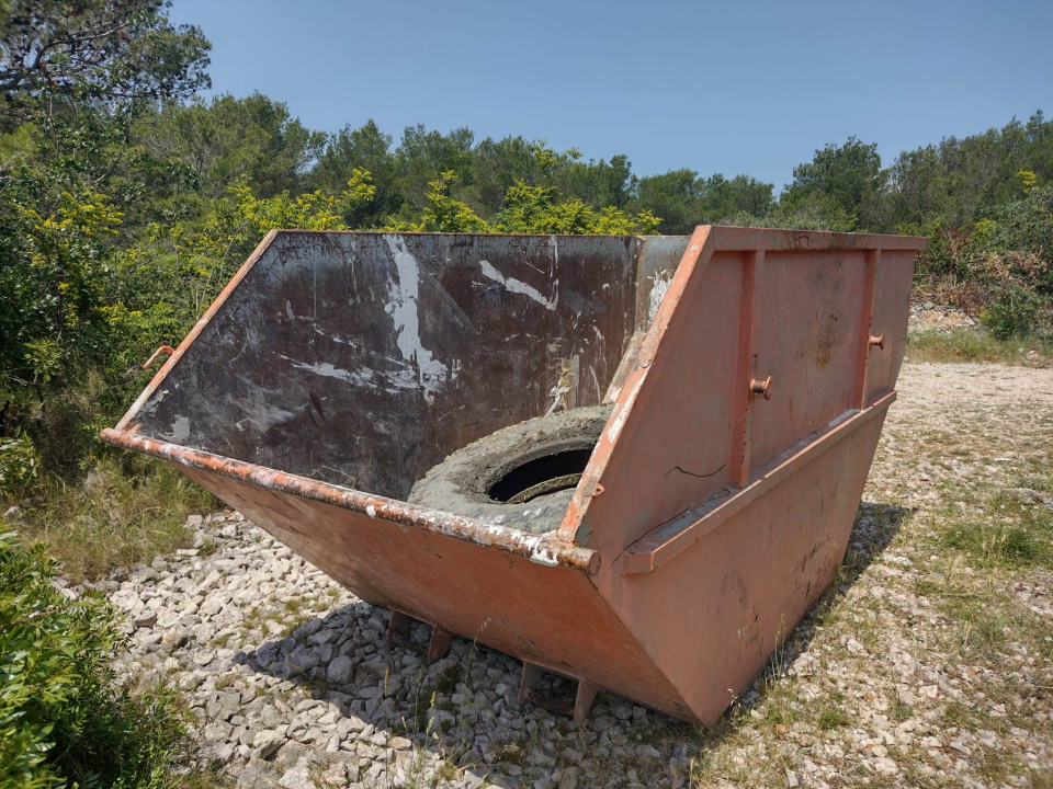 Ni na praznik nema odmora: Danas se skupljalo smeće u uvali Čapljina