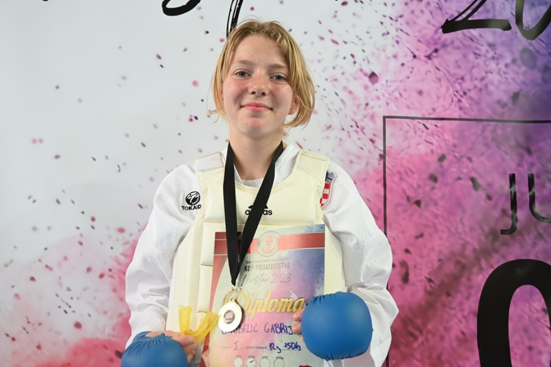 Vodički karataši osvojili 21 medalju i pehar 