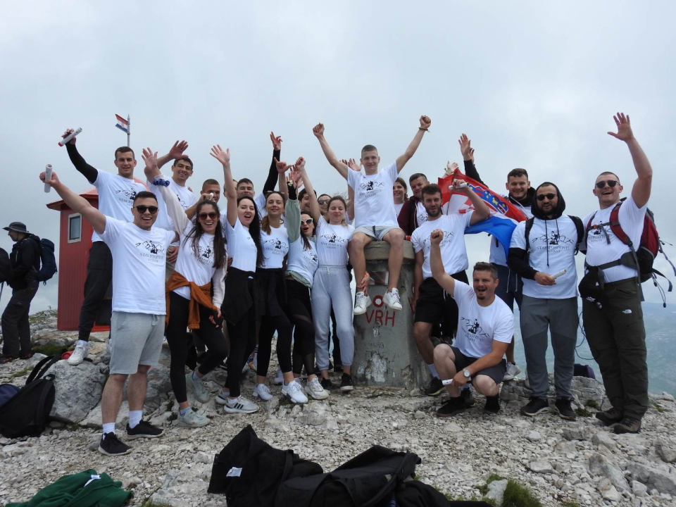 Kninjanin Ivan Džepina obišao 158 hrvatskih vrhova, a na posljednjem je zaprosio djevojku