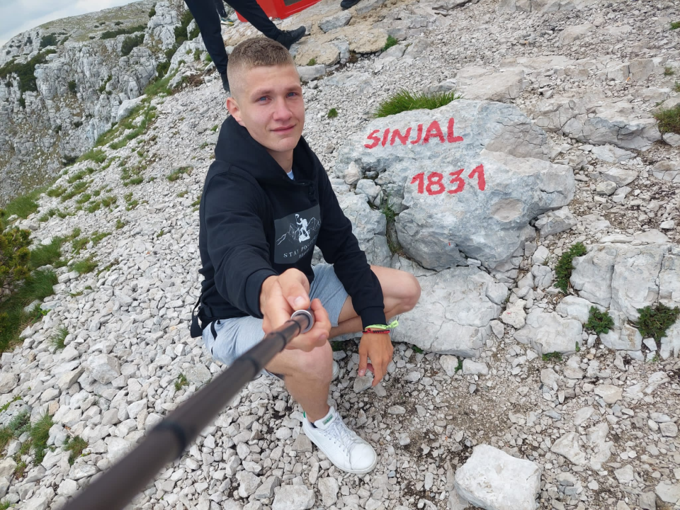 Kninjanin Ivan Džepina obišao 158 hrvatskih vrhova, a na posljednjem je zaprosio djevojku