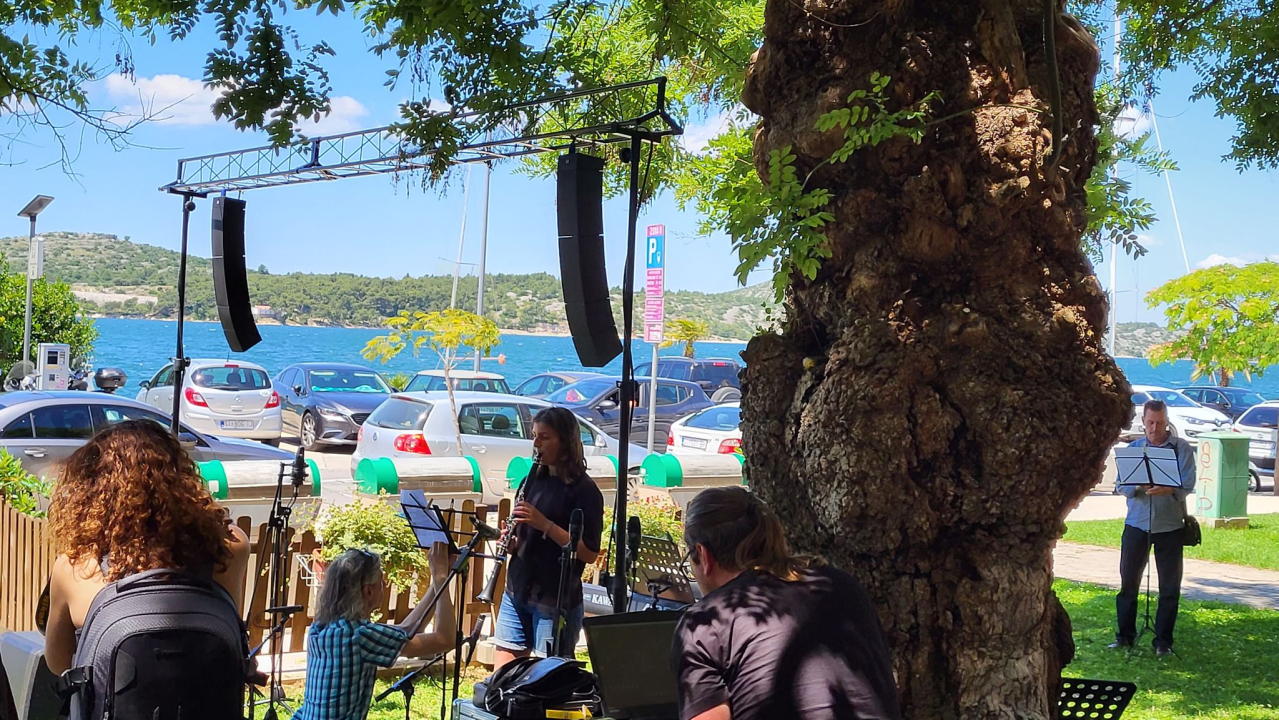 Mladi šibenski glazbenici zasvirali ispred Azimuta i pozvali na upis u Glazbenu školu