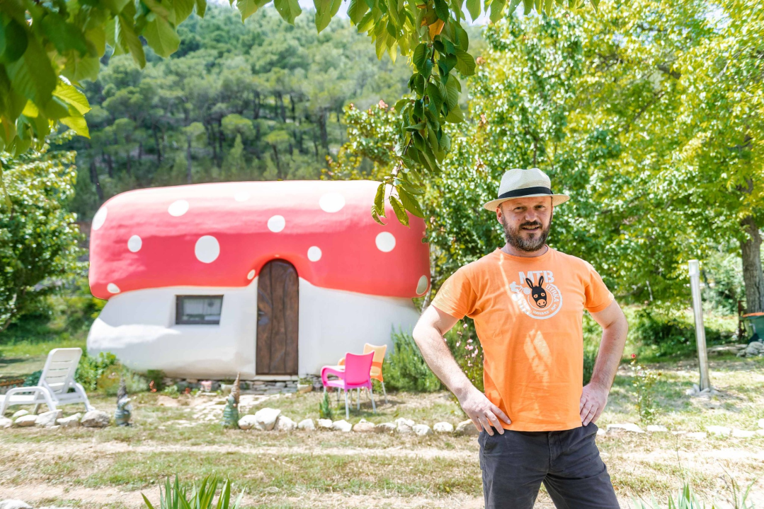 U Rupama postoji bajkovito selo u kojem možete spavati u gljivi ili bundevi