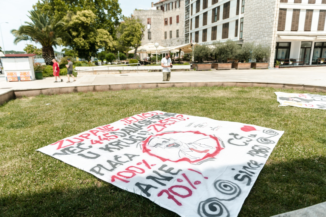 Štrajk radnika Cesta Šibenik preselio se županu pod prozor, on tvrdi: 'Iza svega stoji HDZ!'