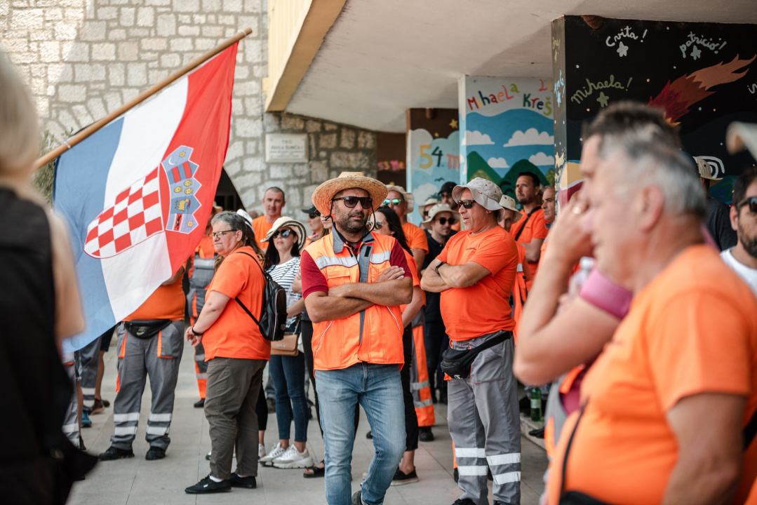 Štrajk radnika Cesta Šibenik preselio se županu pod prozor, on tvrdi: 'Iza svega stoji HDZ!'