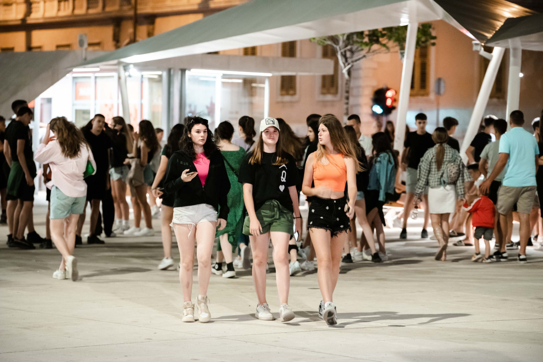 Šibenska noć napunila ulice ljudima koje je rasplesao bend Silente!