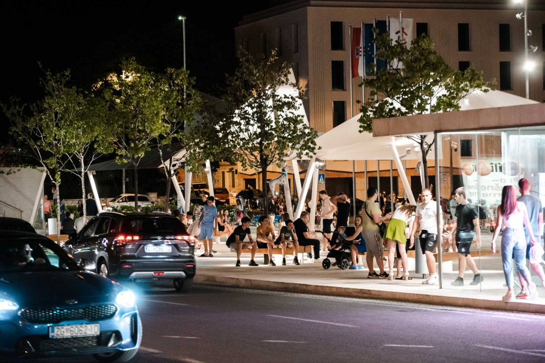 Šibenska noć napunila ulice ljudima koje je rasplesao bend Silente!