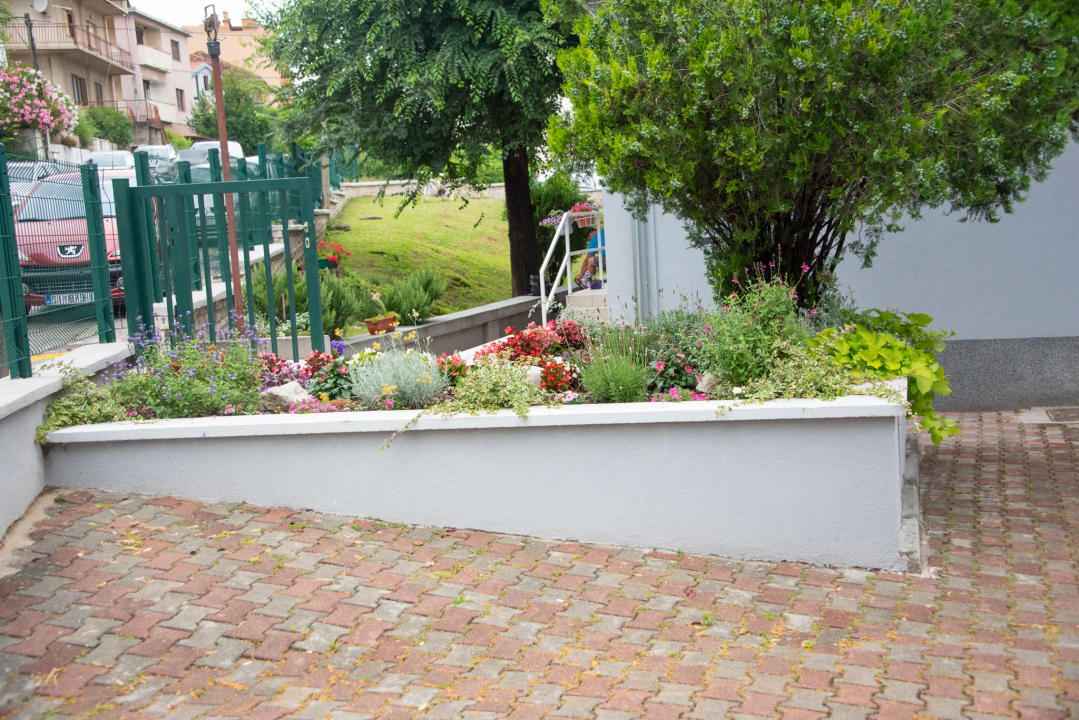 Druženje u Domu za starije i nemoćne Knin povodom uređenja okoliša  