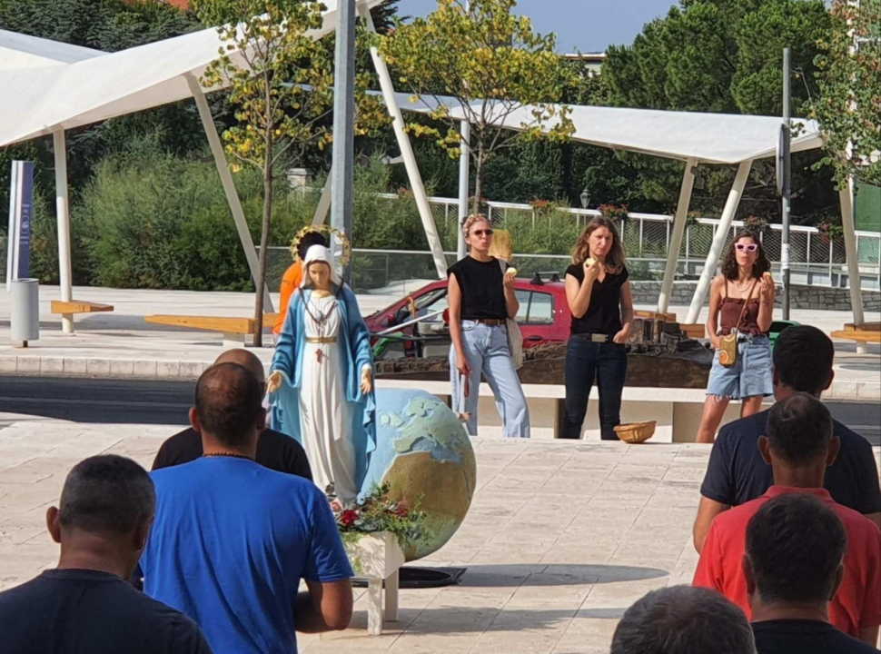 Performans pred moliteljima u Šibeniku: 'Uberimo plodove ženske borbe za slobodu'