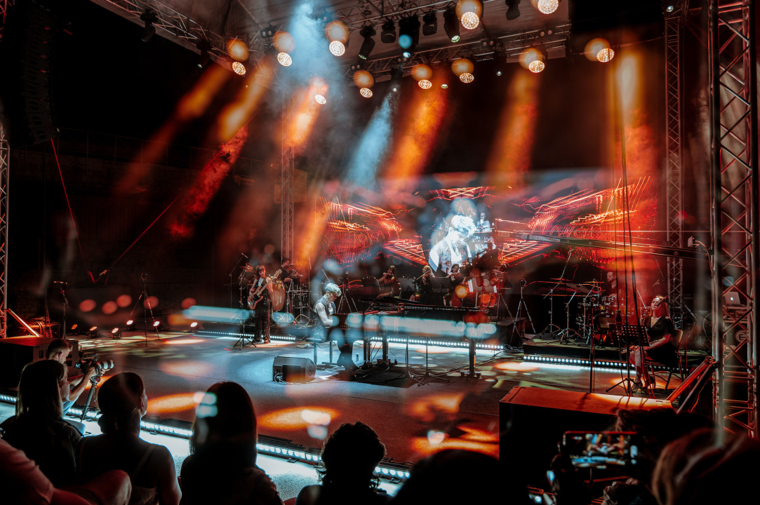 Maksim Mrvica impresivnim koncertom na tvrđavi sv. Mihovila potvrdio svoj zvjezdani status 