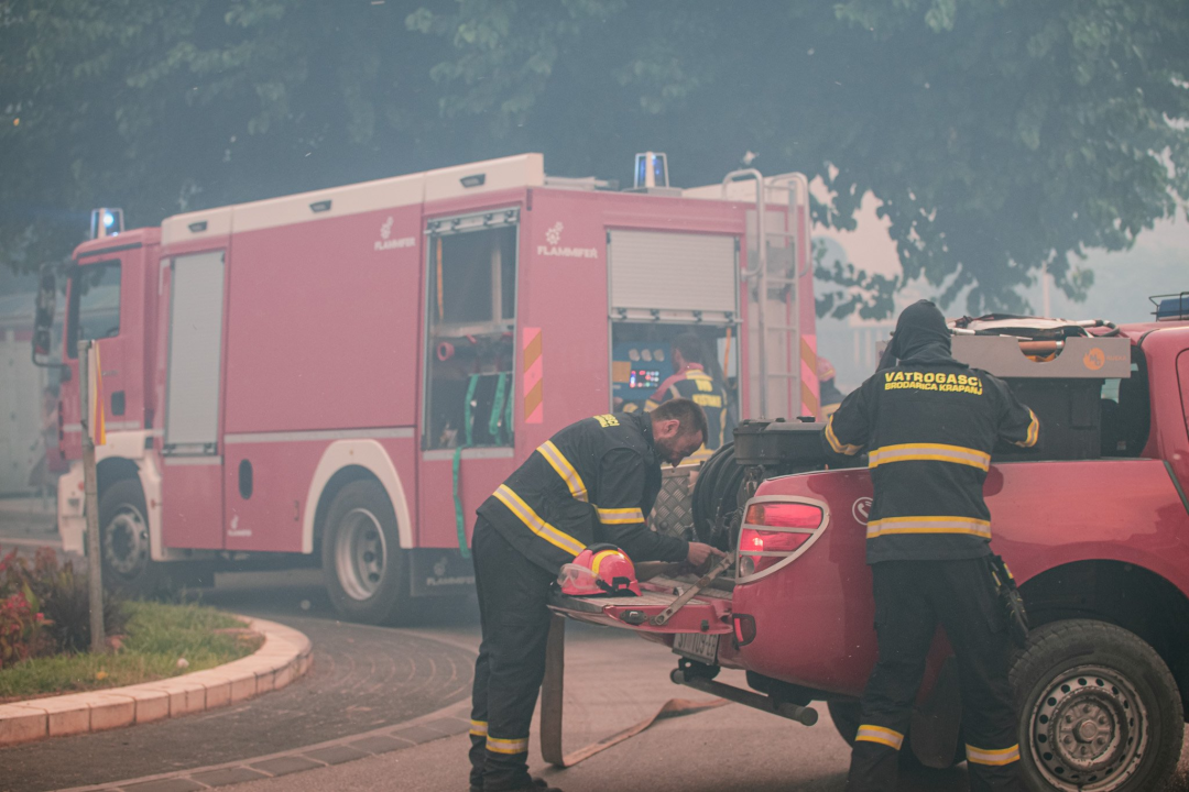Godišnjica strašnog požara u Zatonu i Raslini: ‘Sjećam se bijele pjene koja lebdi zrakom ispunjenim dimom. Vrijeme je stalo’ 