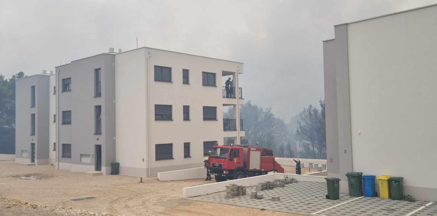 Objekti nisu ugroženi, vatrogasci ostaju na terenu cijelu noć