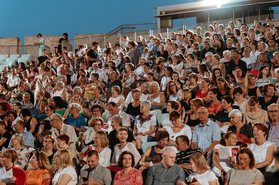 Raskoš i sjaj Ansambla Lado na Tvrđavi sv. Mihovila: Bogatstvo nošnji i spektakularni plesovi oduševili šibensku publiku