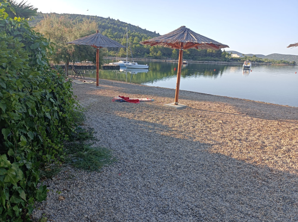 U Pirovcu s plaže uklonjene 'rezervacije': Rekviziti su u zgradi Općine, preuzimanje uz kaznu!