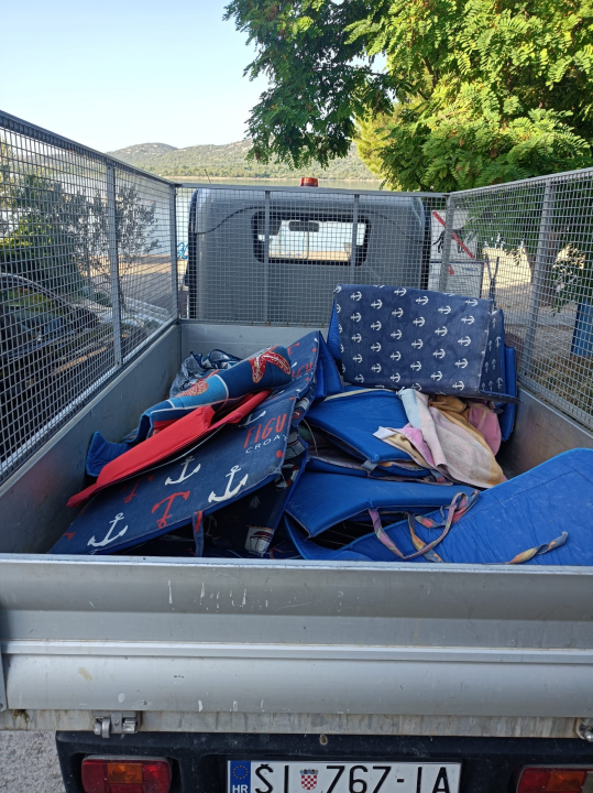 U Pirovcu s plaže uklonjene 'rezervacije': Rekviziti su u zgradi Općine, preuzimanje uz kaznu!