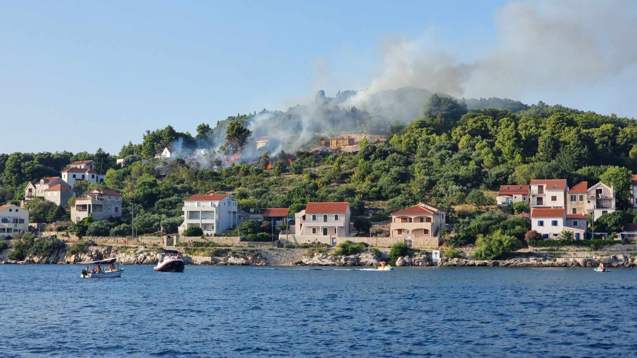 Požar na Prviću pod nadzorom
