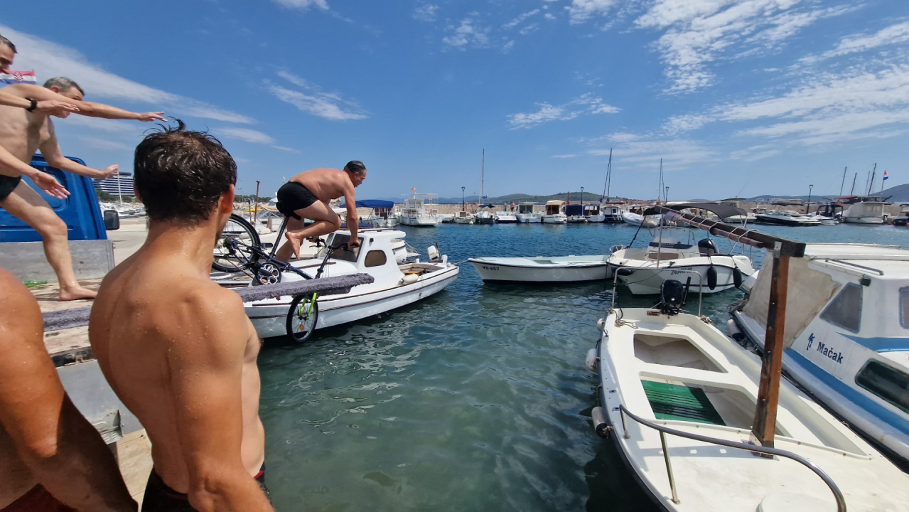 Vječni mladići odlučili vratiti običaj skakanja u more na Vodičku feštu