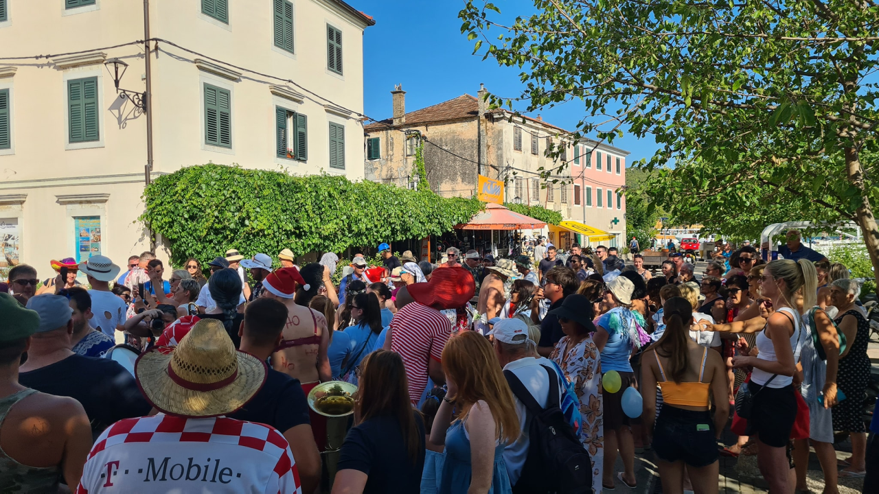 Stari i mladi u Skradinu navukli kostime i odmjerili snage na nogometnom terenu