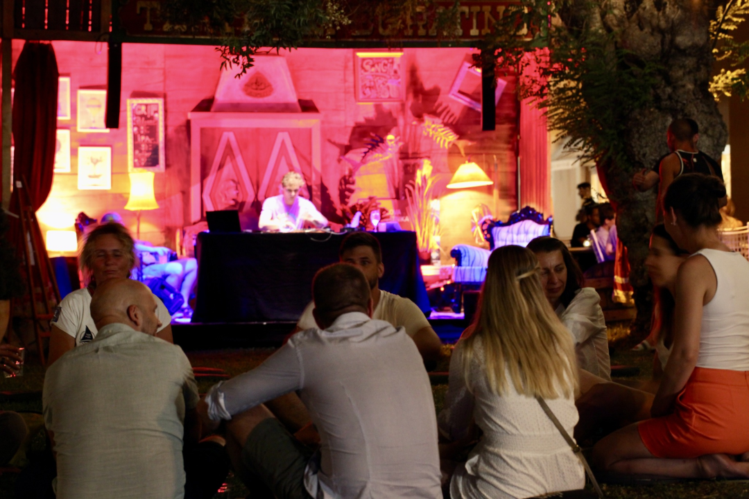 Novi tjedan, nova doza glazbenog programa ispred kluba Azimut u Šibeniku 