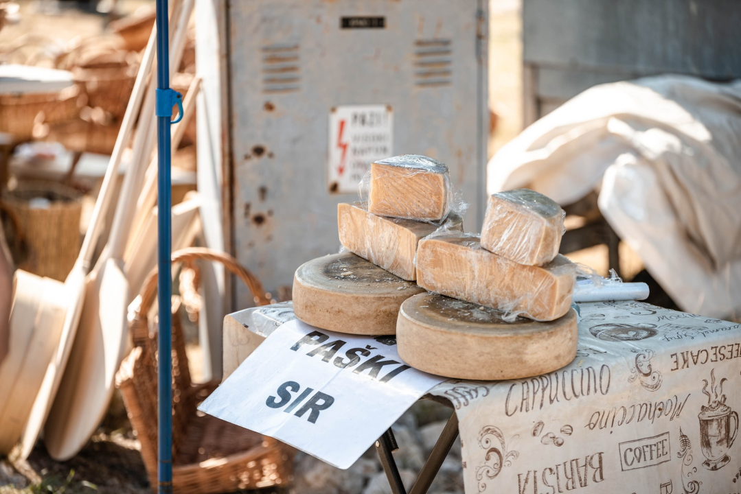 Na štandovima u Vrpolju janjetine nema, ali zato je red preko ceste: 'Tko ima u džepu, taj će i pojesti'