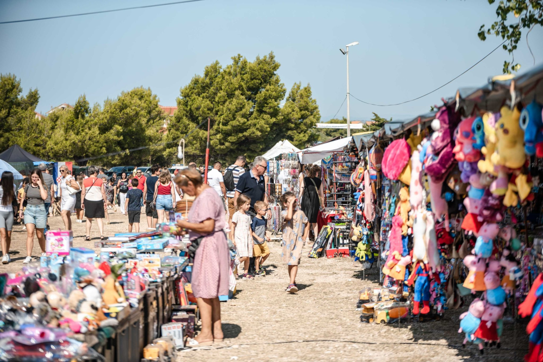 Na štandovima u Vrpolju janjetine nema, ali zato je red preko ceste: 'Tko ima u džepu, taj će i pojesti'