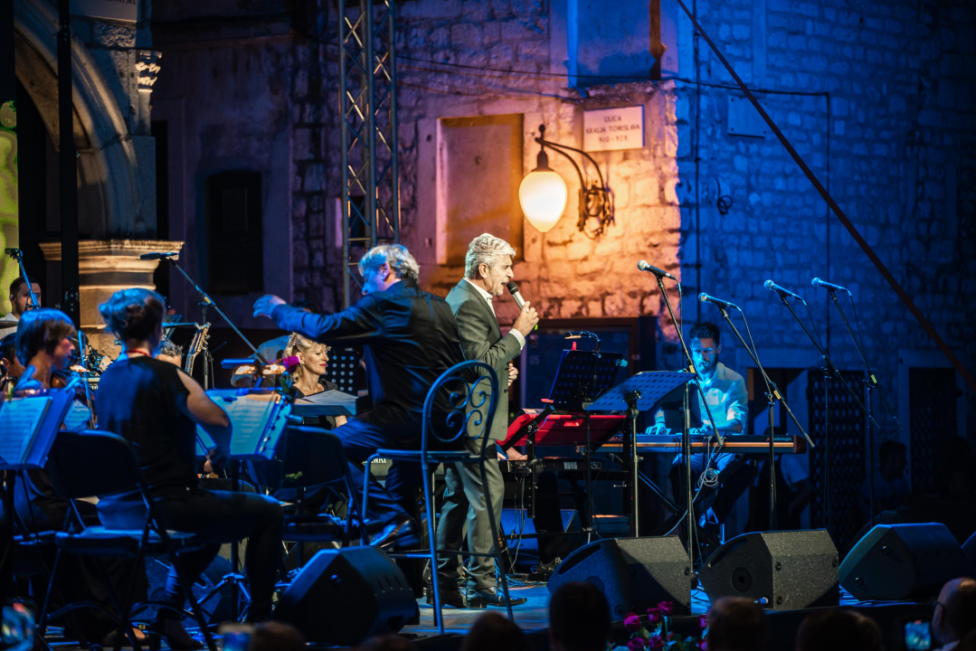 Prva večer Šansona prošla u znaku Vice Vukova: Idealan ambijent za legendarne pjesme šibenskog slavuja