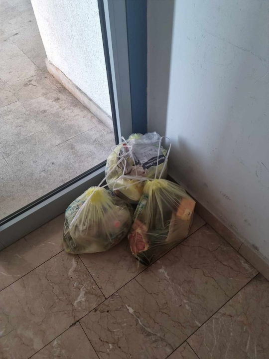 Netko mrtvo-hladno odlaže smeće na ulazu zgrade na Baldekinu