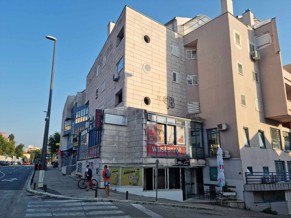 Netko mrtvo-hladno odlaže smeće na ulazu zgrade na Baldekinu