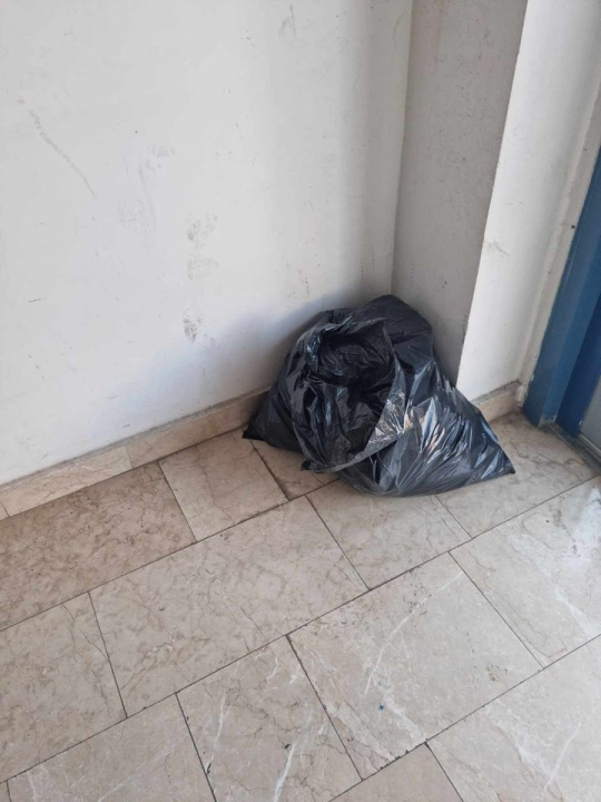 Netko mrtvo-hladno odlaže smeće na ulazu zgrade na Baldekinu