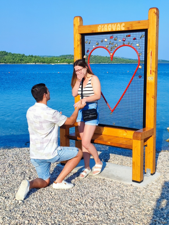 Pala prva prosidba na 'klupi za zabljubljene' u Pirovcu: Klaudija rekla 'da'