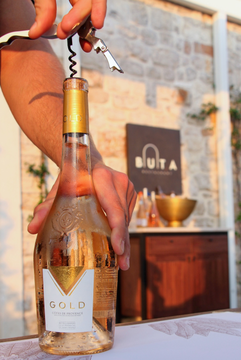 Uživajte u vrhunskoj vinskoj kapljici na 'Rose Flavor Fusionu' u Bute!  